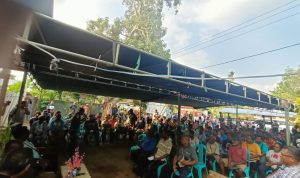 Seratusan masyarakat sedang dengar arahan Calon Gubernur Paoua Selatan, Romanus Mbaraka – Surya Papua/Frans Kobun