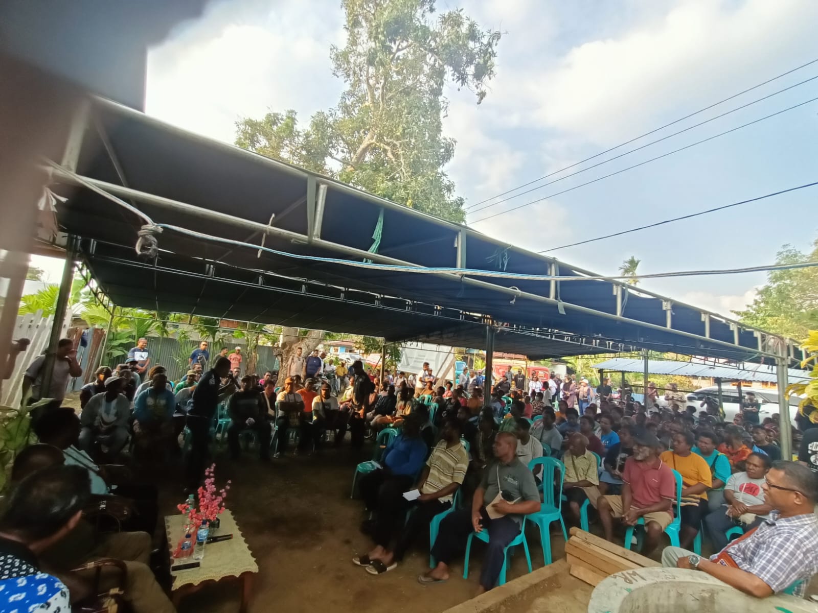 Seratusan masyarakat sedang dengar arahan Calon Gubernur Paoua Selatan, Romanus Mbaraka – Surya Papua/Frans Kobun