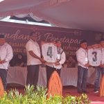 Empat Calon Bupati-Wakil Bupati Merauke saat membuka kertas dengan tulisan nomor urut – Surya Papua/Frans Kobun