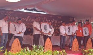 Empat Calon Bupati-Wakil Bupati Merauke saat membuka kertas dengan tulisan nomor urut – Surya Papua/Frans Kobun