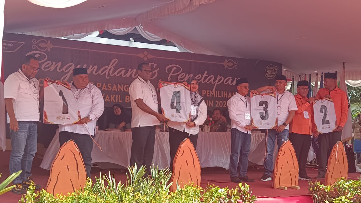 Empat Calon Bupati-Wakil Bupati Merauke saat membuka kertas dengan tulisan nomor urut – Surya Papua/Frans Kobun