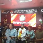 Ketua KPU Provinsi Paoua Selatan, Theresia Mahuze didampingi empat anggota komisioner lain sedang berikan keterangan pers – Surya Papua/Frans Kobun