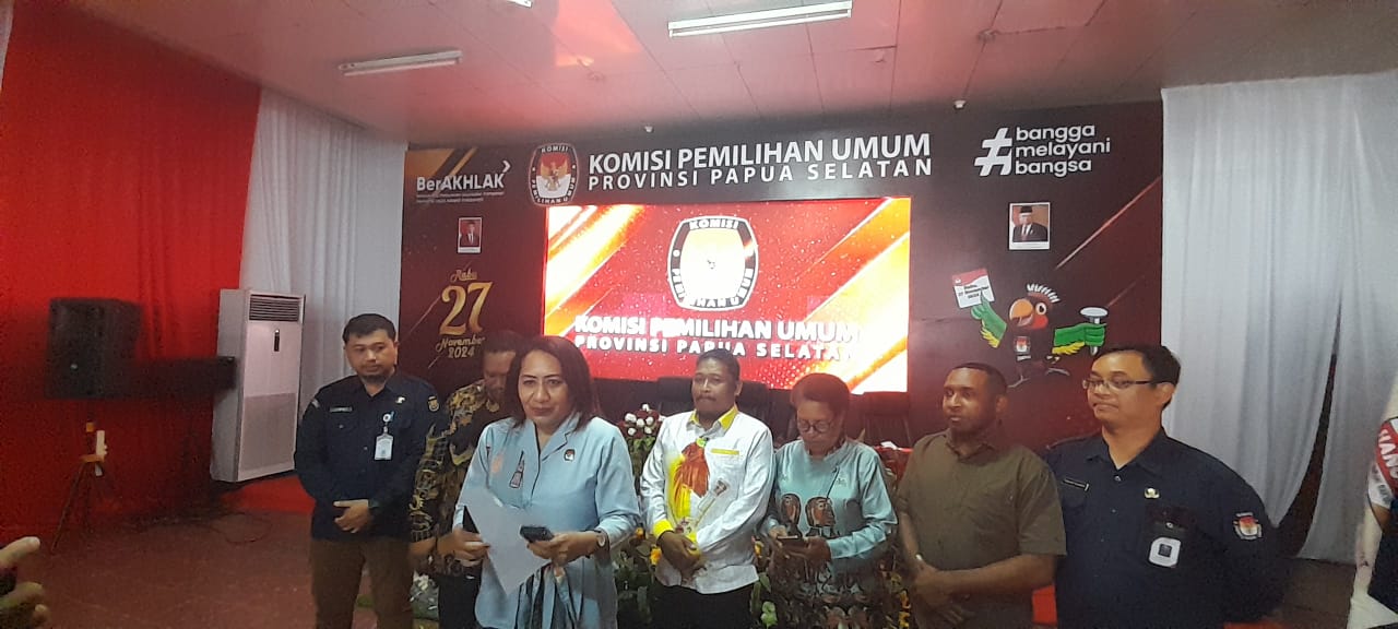 Ketua KPU Provinsi Paoua Selatan, Theresia Mahuze didampingi empat anggota komisioner lain sedang berikan keterangan pers – Surya Papua/Frans Kobun