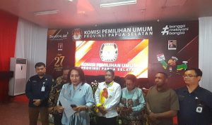 Ketua KPU Provinsi Papua Selatan, Theresia Mahuze didampingi komisionernya sedang berikan keterangan pers – Surya Papua/Frans Kobun