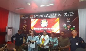 Keterangan pers yang disampaikan Ketua KPU Provinsi Papua Selatan, Thgeresia Mahuze kepada sejumlah wartawan – Surya Papua/Frans Kobun