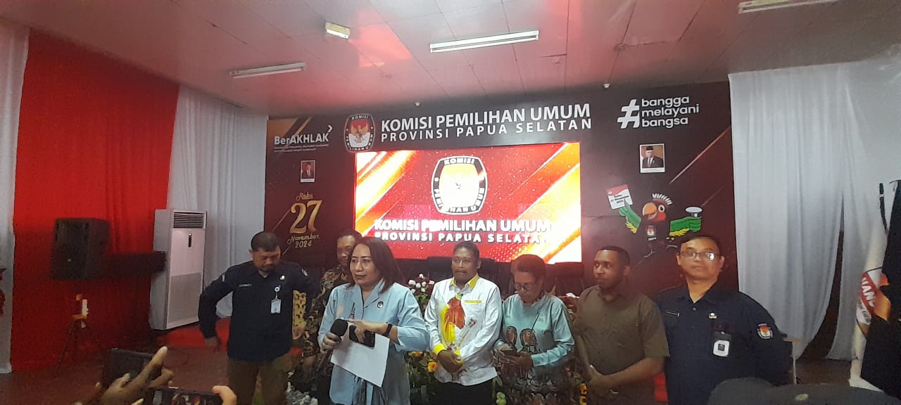 Keterangan pers yang disampaikan Ketua KPU Provinsi Papua Selatan, Thgeresia Mahuze kepada sejumlah wartawan – Surya Papua/Frans Kobun