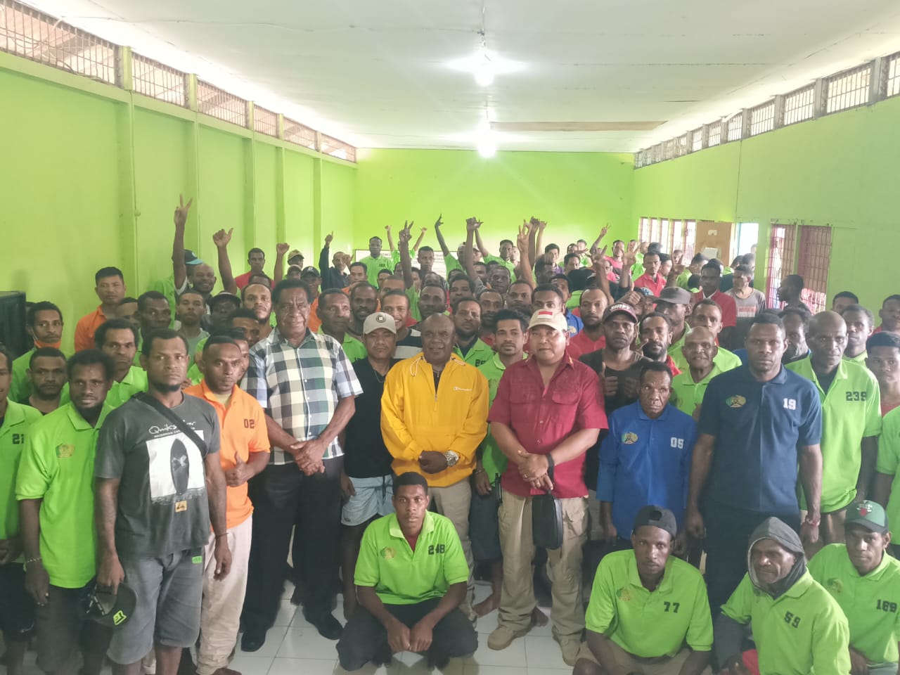 Foto bersama Bakal Calon Gubernur-Wakil Gubernur Papua Selatan, Romanus MBaraka-Albertus Muyak bersama ratusan napi dan tahanan – Surya Papua/Frans Kobun