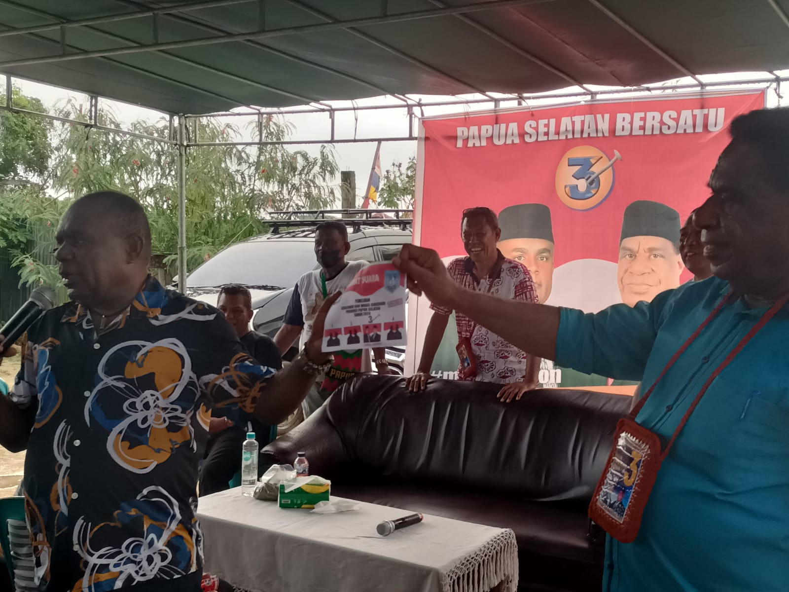 Calon Gubernur-Wakil Gubernur Papua Selatan, Romanus Mbaraka-Albert Muyak sedang sosialisasikan contoh surat suara – Surya Papua/Frans Kobun