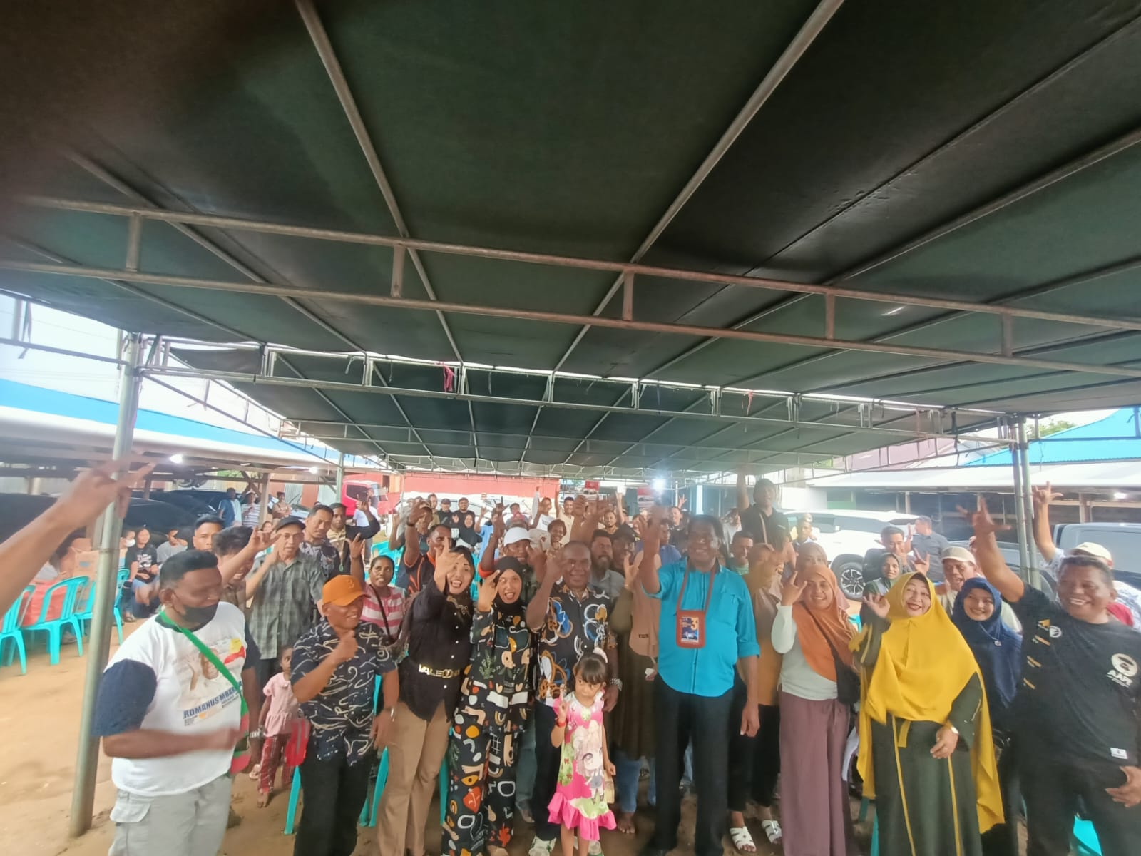 Foto bersama masyarakat dengan Calon Gubernur-Wakil Gubernur Papua Selatan – Surya Papua/Frans Kobun