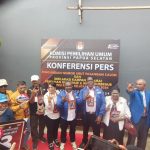 Calon Gubernur-Wakil Gubernur Papua Selatan, Romanus Mbaraka-Aobdert Muyak berikan keterangan pers kepada sejumlah wartawan – Surya Papua/Frans Kobun
