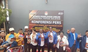 Calon Gubernur-Wakil Gubernur Papua Selatan, Romanus Mbaraka-Aobdert Muyak berikan keterangan pers kepada sejumlah wartawan – Surya Papua/Frans Kobun