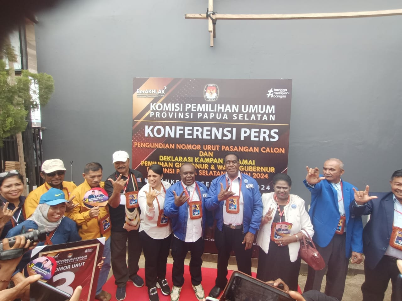 Calon Gubernur-Wakil Gubernur Papua Selatan, Romanus Mbaraka-Aobdert Muyak berikan keterangan pers kepada sejumlah wartawan – Surya Papua/Frans Kobun