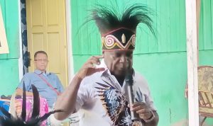 Calon Gubernur Papua Selatan, Romanuys Mbaraka sedang berbicara dihadapan ratusan warga – Surya Papua/Frans Kobun