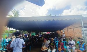 Suasana dialog ratusan masyarakat bersama Caloin Gubernur Papua Selatan, Romanus Mbaraka- Surya Papua/Frans Kobun