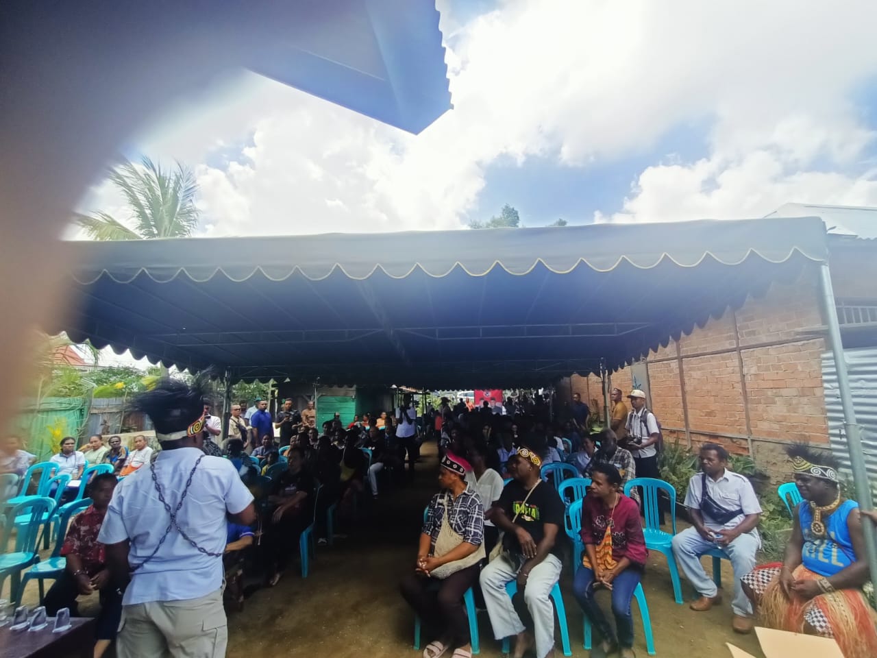 Suasana dialog ratusan masyarakat bersama Caloin Gubernur Papua Selatan, Romanus Mbaraka- Surya Papua/Frans Kobun