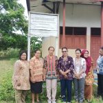 tpp Para guru SD Nusantara I Merauke foto bersama di depan sekolahnya – Surya Papua/Frans Kobun