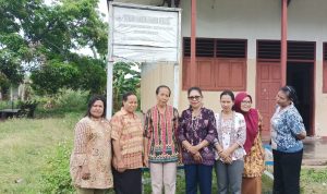 Para guru SD Nusantara I Merauke foto bersama di depan sekolahnya – Surya Papua/Frans Kobun