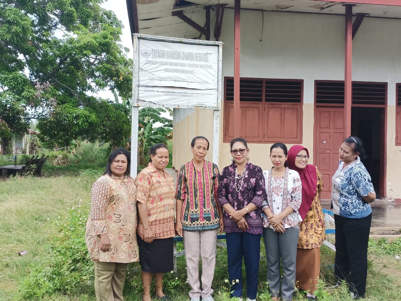 Para guru SD Nusantara I Merauke foto bersama di depan sekolahnya – Surya Papua/Frans Kobun