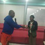 Bacagub Papua Selatan, Romanus Mbaraka sedang menyerahkan uang kepada Antonia Mugoy – Surya Papua/Frans Kobun