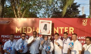 Calon Bupati Merauke, Yoseph Gebze didamingi wakilnya, Fauzin Nihayah sedang bicara – Surya Papua/Frans Kobun