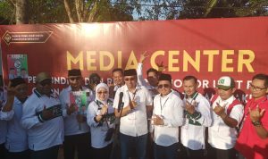Calon Bupati Merauke, Hendrikus Mahuze didampingi wakilnya, H. Riduwan saat berokan keterangan pers – Surya Papua/Frans Kobun