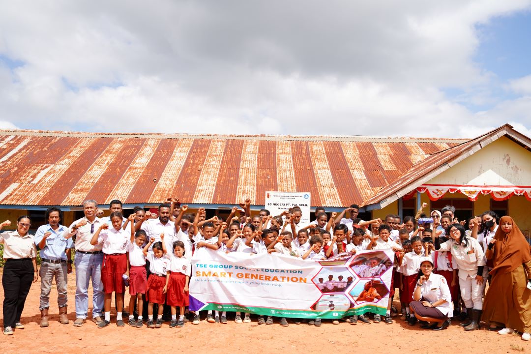 Foto bersama siswa-siswi usai pemberian materi oleh PT PAL, anak perusahan TSE Group – Surya Papua/IST