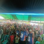 angger 1 Masyarakat Kampung Angger Permegi sedang foto bersama Calon Gubernur Papua Selatan, Romanus Mbaraka bersama wakilnya, Albertus Muyak – Surya Papua/Frans Kobun