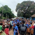 Calon Wakil Gubernur Papua Selatan, Albertus Muyak ketika digotong belasan pemuda di Kampung Mur – Surya Papua/Frans Kobun