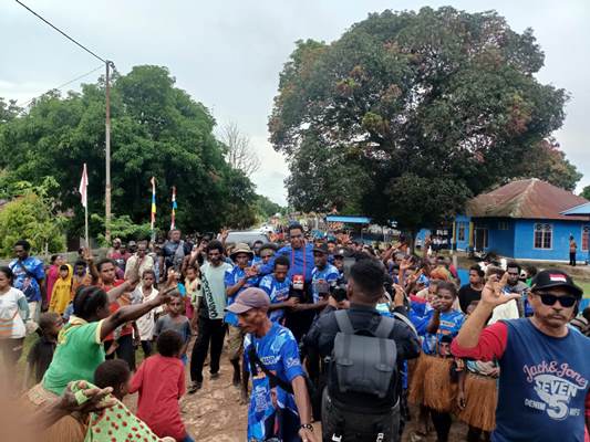 Calon Wakil Gubernur Papua Selatan, Albertus Muyak ketika digotong belasan pemuda di Kampung Mur – Surya Papua/Frans Kobun