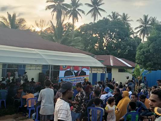 Tampak masyarakat di luar yang duduk berkelompok sambil mendengar kampanye terbatas Calon Gubernur Papua Selatan, Romanus Mbaraka- Surya Papua/Frans Kobun