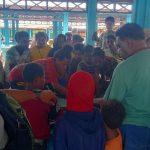 Calon Wakil Gubernur Papua Selatan, Albert Muyak sedang dikerumuni Mama-Mama Papua – Surya Papua/IST