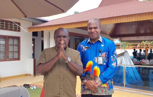 Romanus Kande Kahol, S.IP, M.Si sedang foto bersama Bupati Merauke, Romanus Mbaraka- Surya Papua/IST