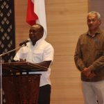 dampinginya- Bupati Merauke, Romanus Mbaraka didampingi Sekda Merauke, Yeremias Paulus Ndiken sedang berikan sambutan – Surya Papua/Frans Kobun