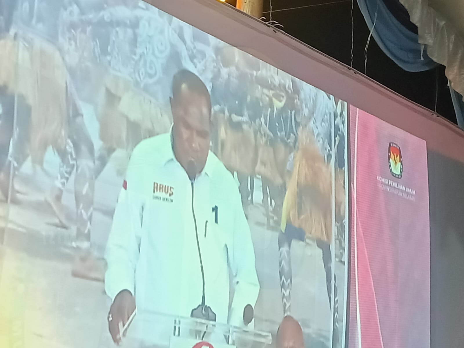 Calon Gubernur Papua Selatan, Darius Gebze sedang berbicara dalam debat semalam – Surya Papua/Frans Kobun