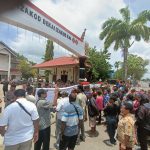 daya 1 Puluhan orang yang melakukan aksi demonstrasi di Gedung Negara – Surya Papua/Frans Kobun