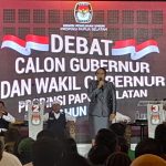 debat Ketua KPU Provinsi Ppaua Selatan, Thgeresia Mahuze sedanbg memberikan sambutan semalam pada debat perdana Calon Gubernur-Wakil Gubernur Papua Selatan- Surya Papua/IST