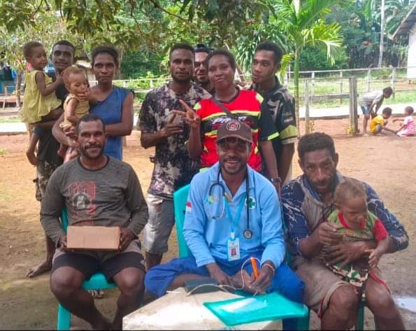 Foto bersama dengan masyarakat di sela-sela sedang melakukan pelayanan kesehatan – Surya Papua/IST