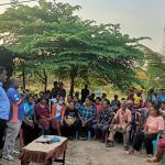 Masyarakat SP-7 sedang berdialog bersama Romanus Mbaraka didampingi calon wakilnya, Albert Muyak beberapa hari lalu – Surya Papua/Frans Kobun