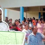 gilaan Romanus Mbaraka saat bersama masyarakat SP-3 beberapa minggu lalu sekaligus menyerahkan uang senilai Rp1 milyar untuk penyelesaian gereja tersebut – Surya Papua/Frans Kobun