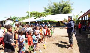 Anak-anak di Kampung Nakias sedang diajarkan tentang cara menggosok gigi yang baik dan benar – Surya Papua/IST