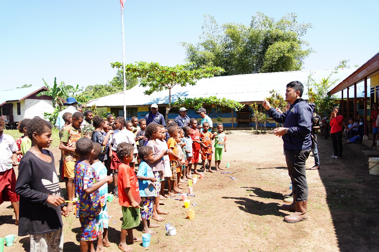 Anak-anak di Kampung Nakias sedang diajarkan tentang cara menggosok gigi yang baik dan benar – Surya Papua/IST
