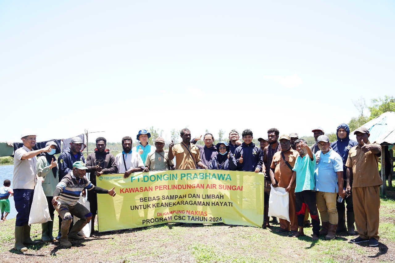 Foto bersama pihak perusahan dan masyarakat Kampung Nakias usai kegiatan – Surya Papua/IST
