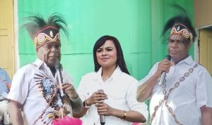 Calon Gubernur-Wakil Gubernur Papua Selatan, Romanus Mbaraka-Albert Muyak, juga penyanyi kawakan Mitha Talahatu yang akan menghibur masyarakat di sela-sela kampanye – Surya Papua/Frans Kobun