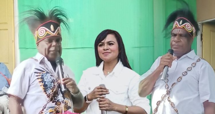 Calon Gubernur-Wakil Gubernur Papua Selatan, Romanus Mbaraka-Albert Muyak, juga penyanyi kawakan Mitha Talahatu yang akan menghibur masyarakat di sela-sela kampanye – Surya Papua/Frans Kobun