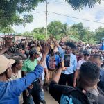 Ratusan masyarakat yang tergabung dalam Pasukan Kaki Abu sedang mendamopingi Calon Gubernur-Wakil Gubernur Papua selatan, Romanus Mbaraka-Albert Muyak – Surya Papua/Frans Kobun