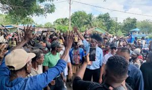 Ratusan masyarakat yang tergabung dalam Pasukan Kaki Abu sedang mendamopingi Calon Gubernur-Wakil Gubernur Papua selatan, Romanus Mbaraka-Albert Muyak – Surya Papua/Frans Kobun