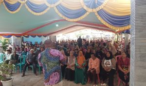 Calon Gubernur Papua Selatan, Romanus Mbaraka sedang menyampaikan kampanye-nya kepada masyarakat di Kampung Semangga Jaya – Surya Papua/Frans Kobun