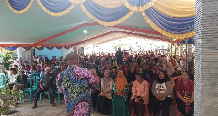 Calon Gubernur Papua Selatan, Romanus Mbaraka sedang menyampaikan kampanye-nya kepada masyarakat di Kampung Semangga Jaya – Surya Papua/Frans Kobun