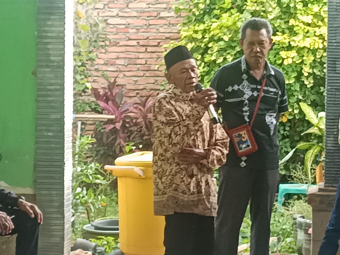 Sukadi, seorang warga Semangag Jaya yang mengikuti program umroh – Surya Papua/Frans Kobun