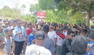 Masyarakat Mappi ketika sedang menjemput Calon Gubernur Papua Selatan, Romanus Mbaraka- Surya Papua/Frans Kobun